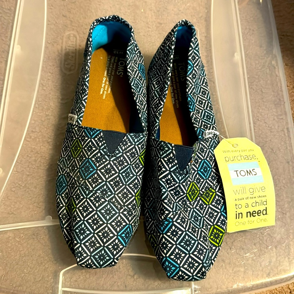Women’s NWT Toms Size 10